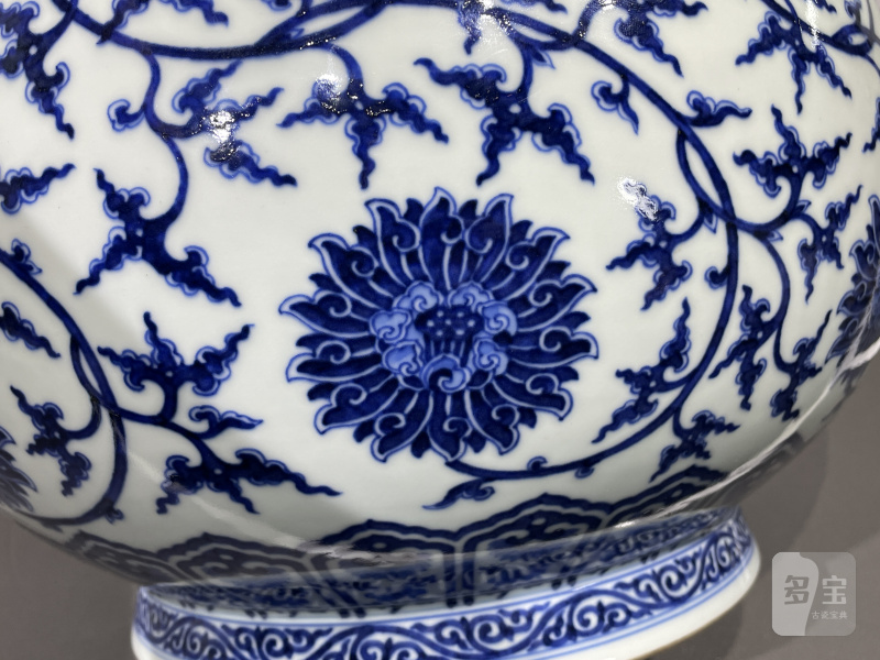 清乾隆 青花缠枝莲纹鹿头尊 - 图9